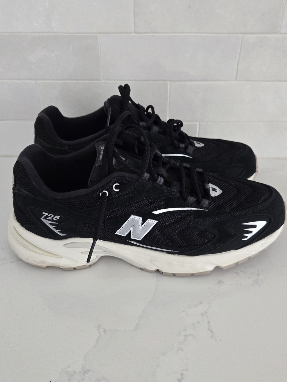 EUC New Balance 725 Black Athletic Sneakers Shoes Casual Men's ML725BB Size 12 - Picture 2 of 9